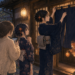 月詠堂の玄関で暖簾を掛ける女将を、彩璃、福音ゆら、季冬が見守る様子