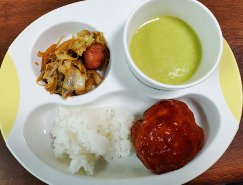 甘辛ソースのハンバーグ、ごはん、豆ととうもろこしのポタージュ、キャベツとレタスのコールスロー風を盛りつけたお子様ランチ風のまかない