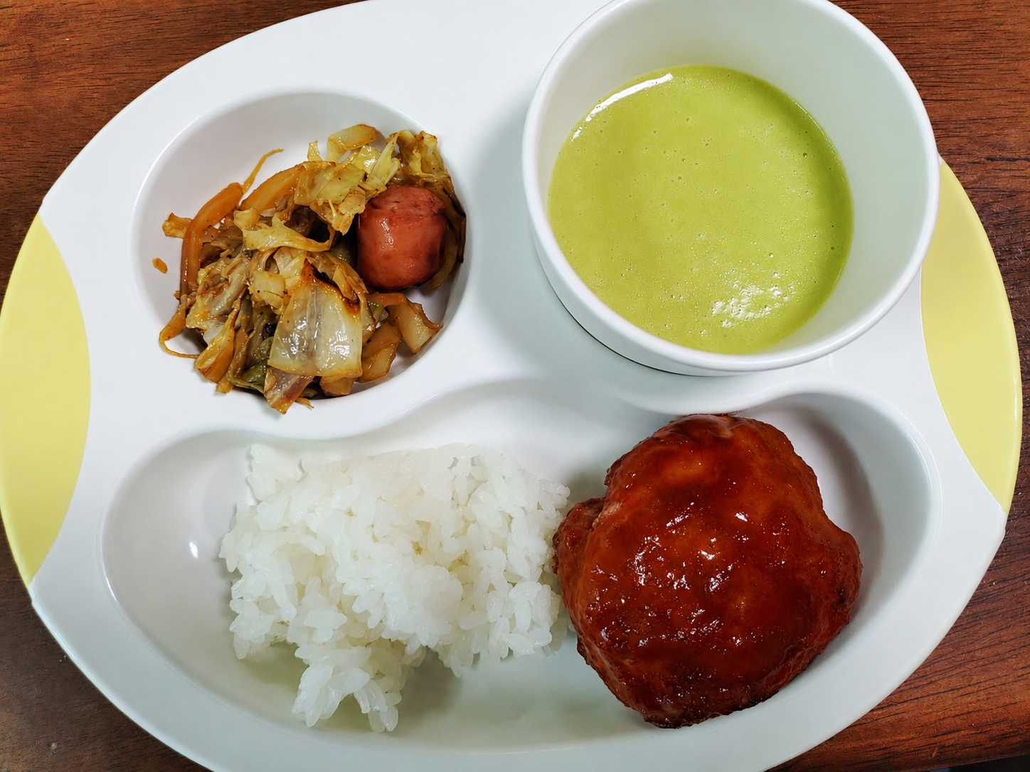 甘辛ソースのハンバーグ、ごはん、豆ととうもろこしのポタージュ、キャベツとレタスのコールスロー風を盛りつけたお子様ランチ風のまかない
