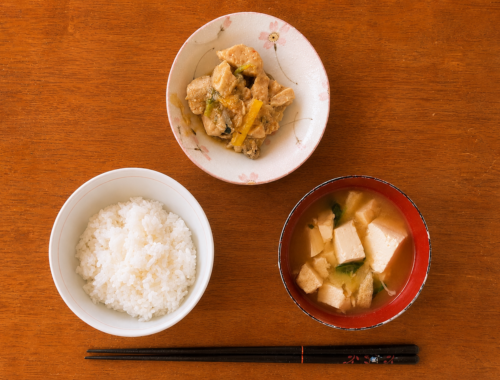 白ごはん、鶏肉と野菜の黒酢あんかけ、具だくさん塩麹オイスター辛味噌汁を並べた本日のまかない