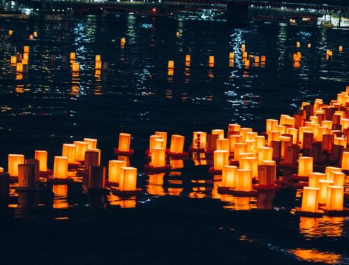 水辺に浮かぶ灯り