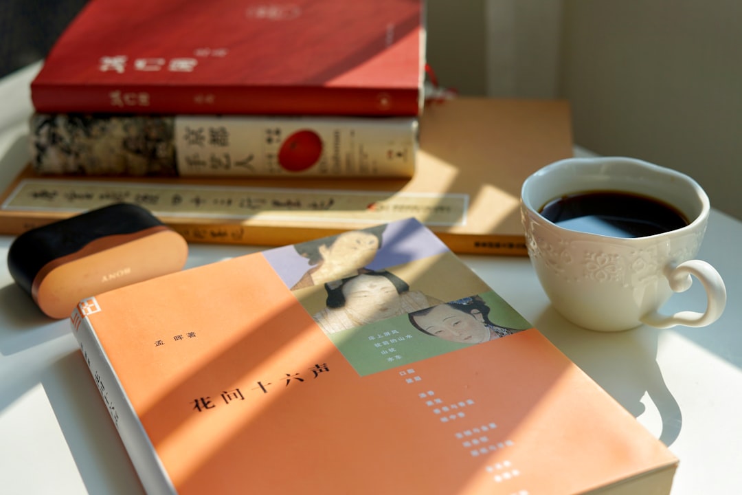 本とカップのある静かな暮らしの風景