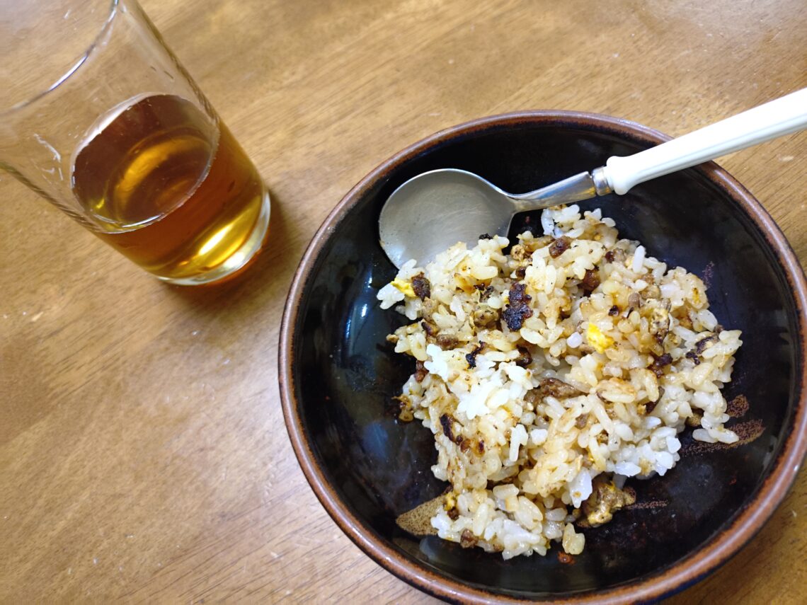ひき肉と玉ねぎ、卵を使った香ばしチャーハン